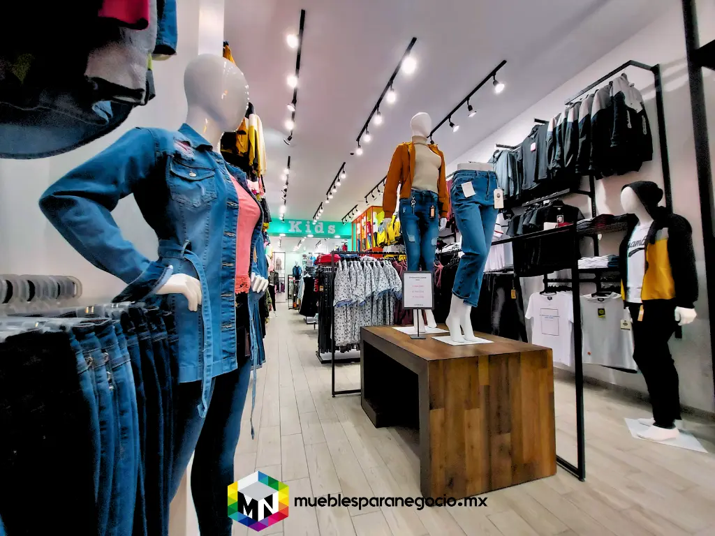 mesas para exhibición de ropa